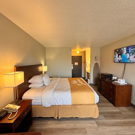 Days Inn By Wyndham Salina I-70 Exterior foto