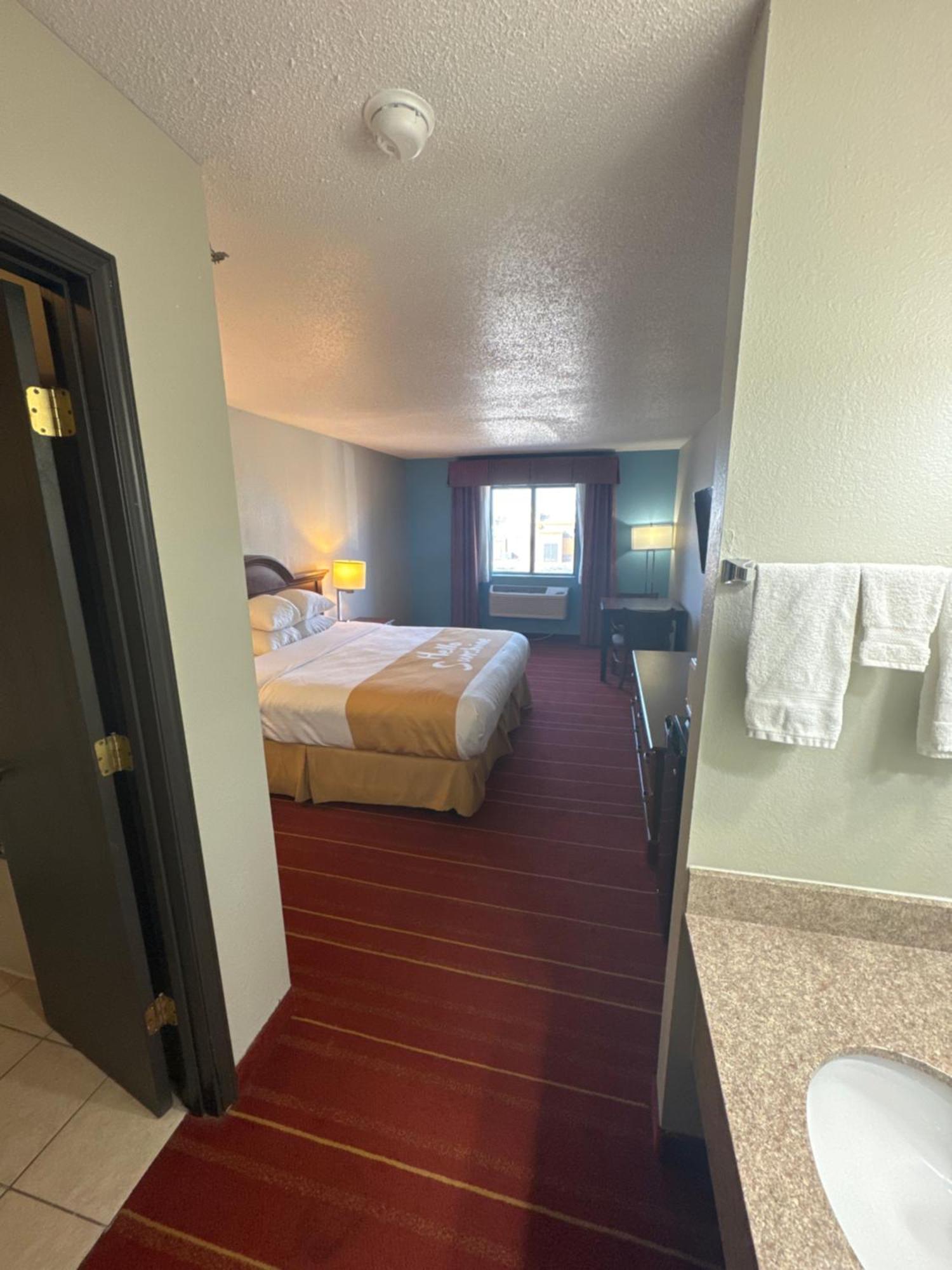 Days Inn By Wyndham Salina I-70 Exterior foto
