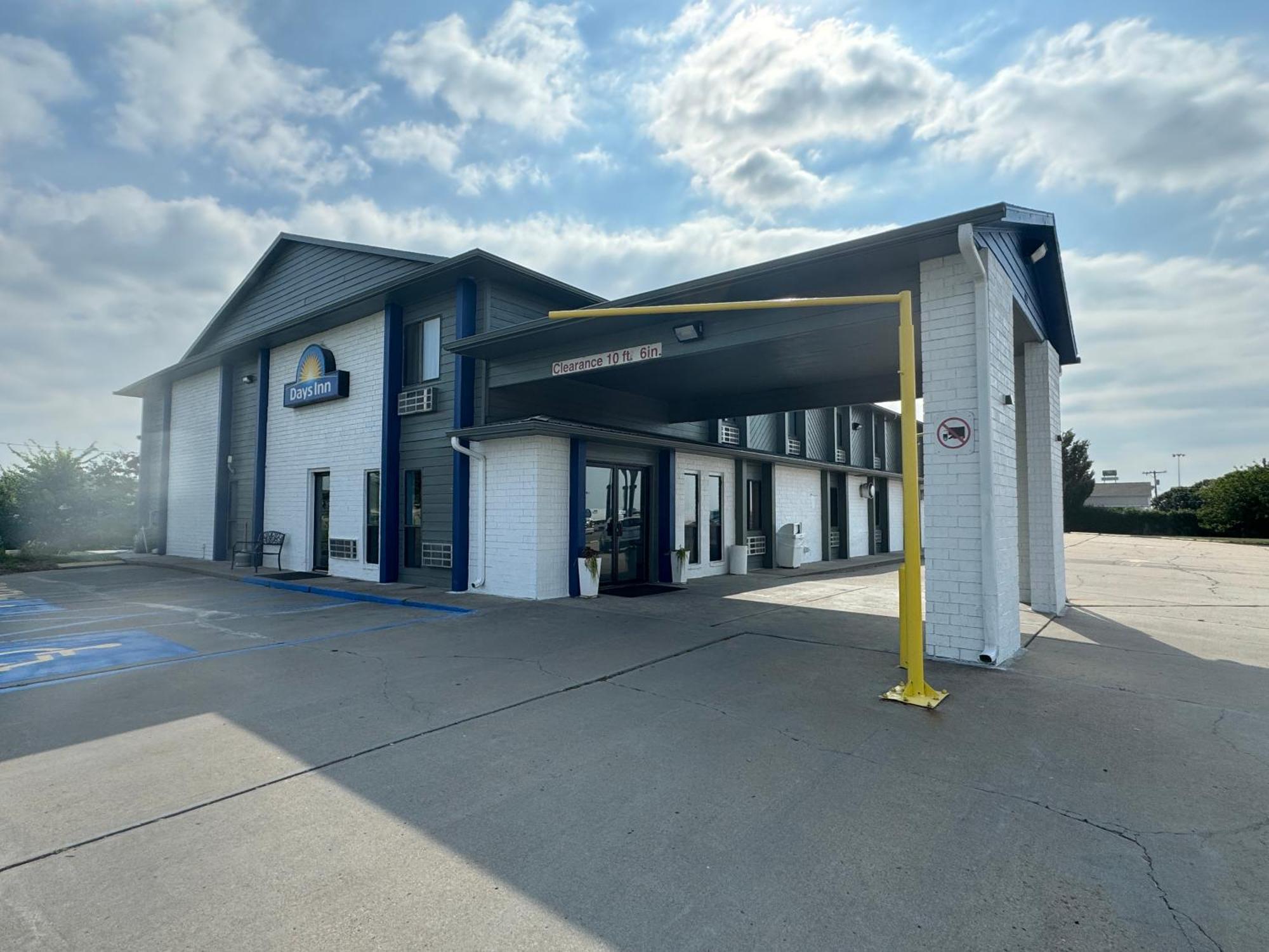 Days Inn By Wyndham Salina I-70 Exterior foto